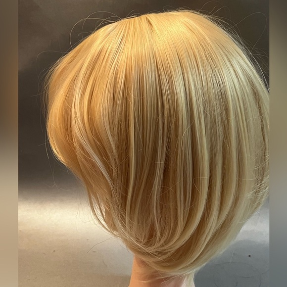 Blonde Full Cap Synthetic Bob Wig - Picture 3 of 7